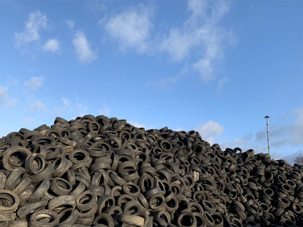 L’interdiction des terrains en gazon artificiel va-t-elle renvoyer nos pneus au four ?